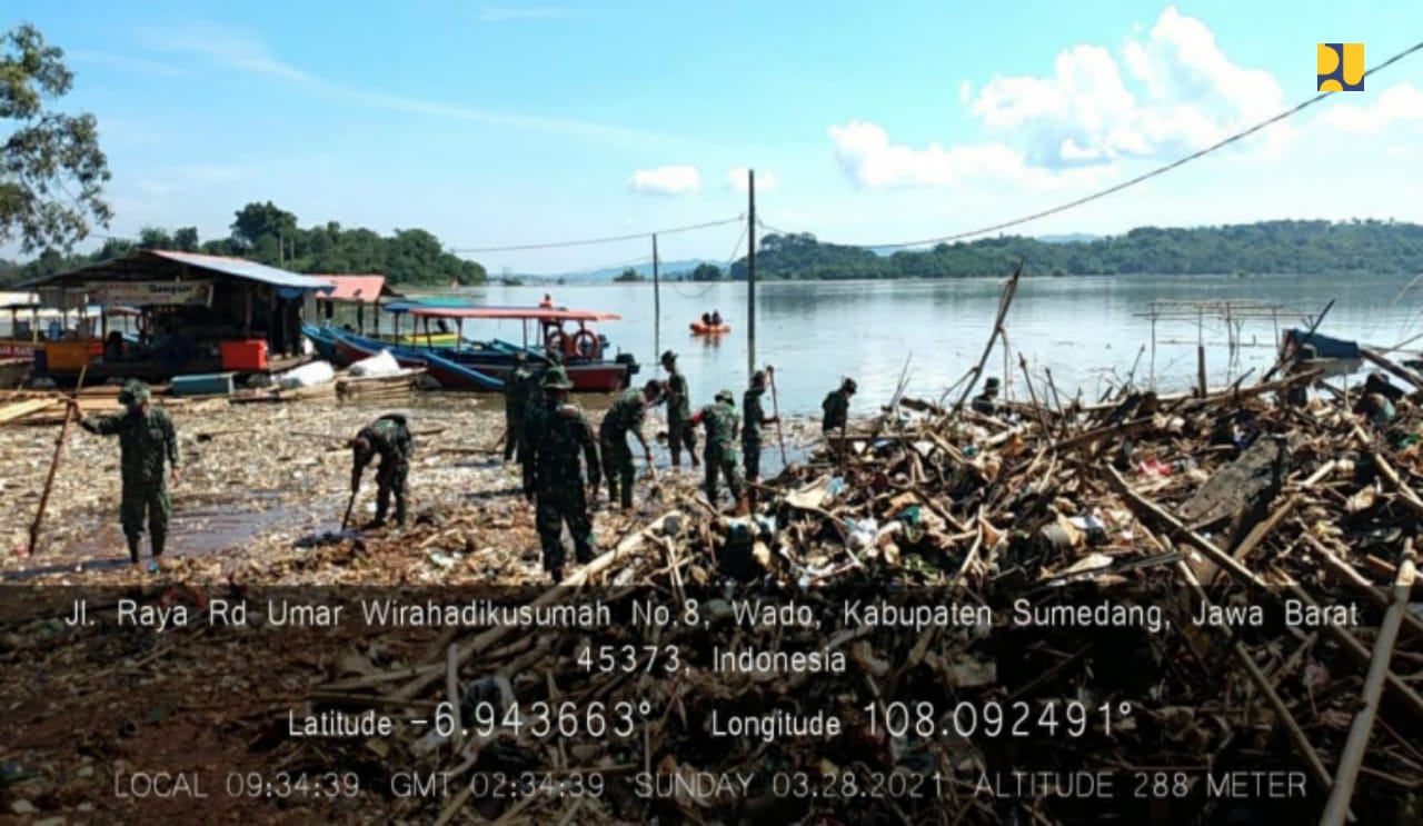 Jaga Tampungan Air, PUPR Rutin Bersihkan Sampah Waduk Jatigede (int)