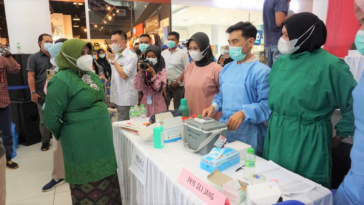 Wali Kota Tanjungpinang Memantau Vaksinasi untuk Pelaku Perbankan dan Pariwisata (hms)