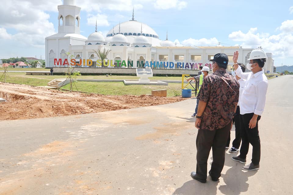 Wali Kota Batam Muhammad Rudi meninjau penataan Simpang Fanindo dan pelebaran jalan di depan Masjid Sultan Muhammad Riayat Syah. (foto : mcb)