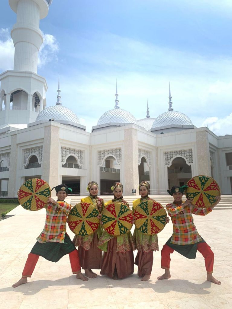 Museum Batam Dan Masjid Sultan latarbelakangi Tari Saiful Anam Juarai Fesyar Regional Sumatera BI (foto : mcb)