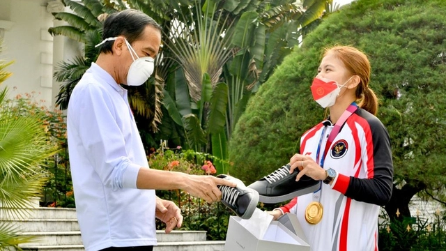 Jokowi Beli Sepatu Buatan Greysia Polii: Sneaker Kesukaan Saya (foto : int)