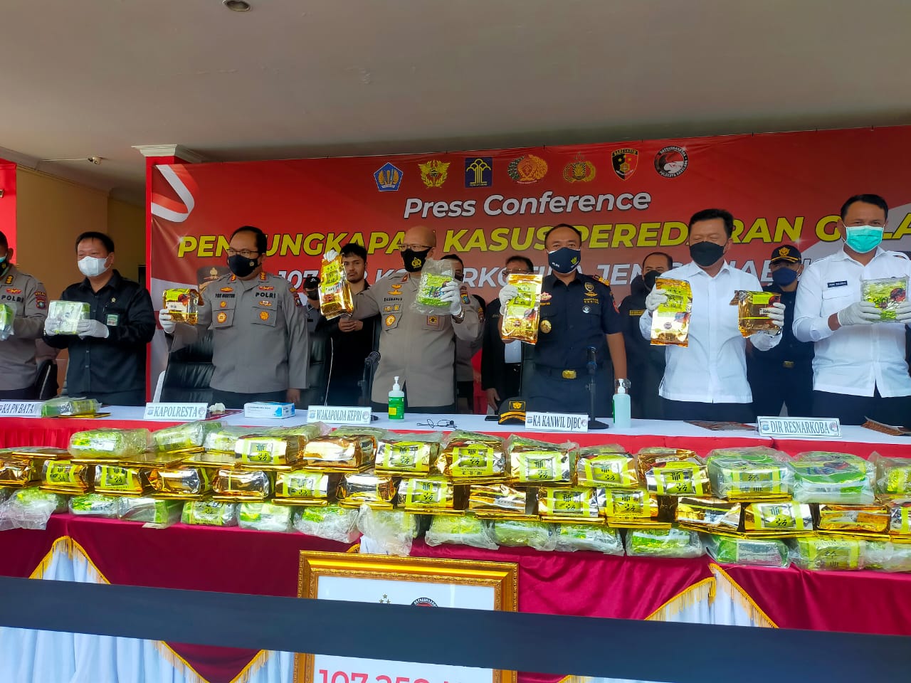 Jajaran Polresta Barelang dan Bea Cukai Batam berhasil menggagalkan masuknya narkotika jenis sabu seberat 107,258 Kg ke wilayah Batam. (Robert)