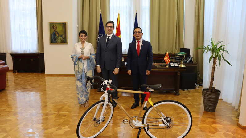 Bertemu Dubes, Presiden Makedonia Utara Diberi Sepeda Bambu Buatan UKM RI (foto : int)