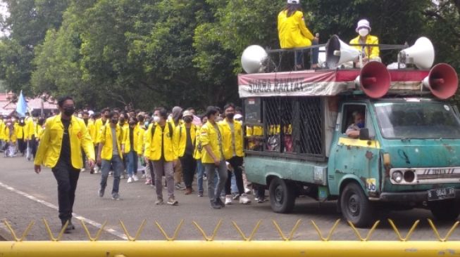 Tahan Truk, Mahasiswa Makassar Blokir Jalan Saat Demo Jokowi (foto : int)