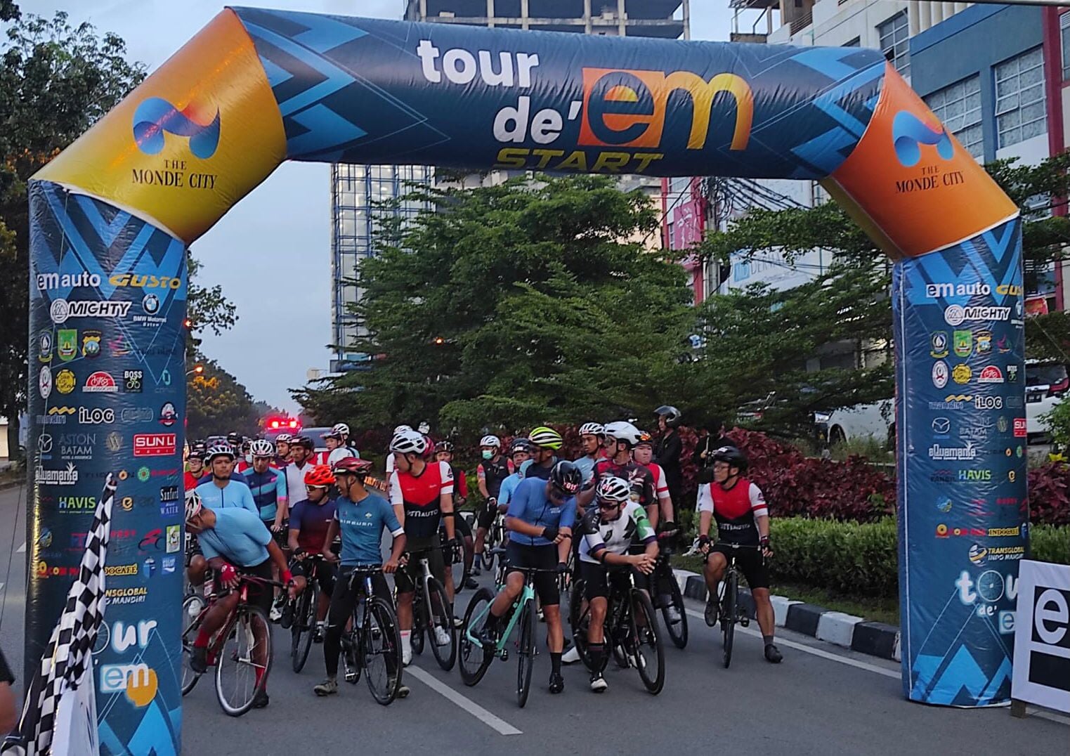 Sebanyak 165 Pembalap Sepeda Ramaikan Tour De Em Nongsa Roll and Race (foto : mcb