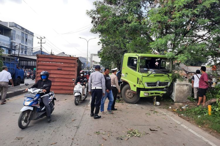 Truk Kontainer Hilang Kendali dan Tabrak 2 Pemulung di Bekasi, Salah Satunya Tewas (foto : int)