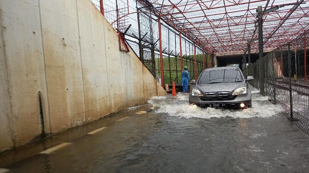 Jalan M1 Bandara Soetta Tangerang Banjir 30 Cm Imbas Hujan Deras (foto : int)