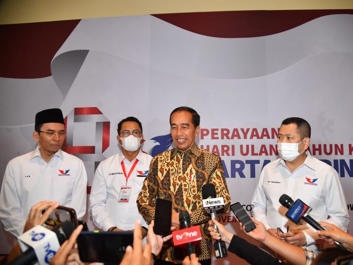 Presiden Jokowi memberikan keterangan pers usai menghadiri acara HUT ke-8 Partai Perindo, di Jakarta Concert Hall, iNews Tower, Jakarta, Senin (07/11/2022). (Foto: BPMI Setpres/Rusman)