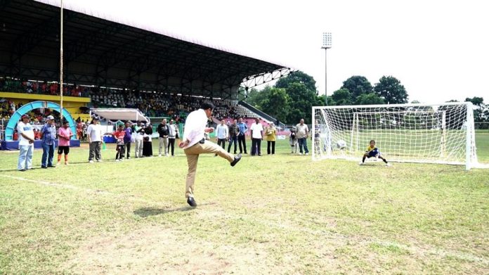 Muhammad Rudi, melakukan tendang bola pertama saat membuka Turnamen Sepak Bola Nanda Futsal Academy (NFA) (Foto : hms)