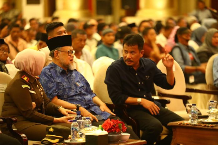 Kepala BP Batam, Muhammad Rudi berdialog dengan masyarakat Rempang, Harmoni One Hotel, Batam Center, Rabu (6/9/2023). (hms)